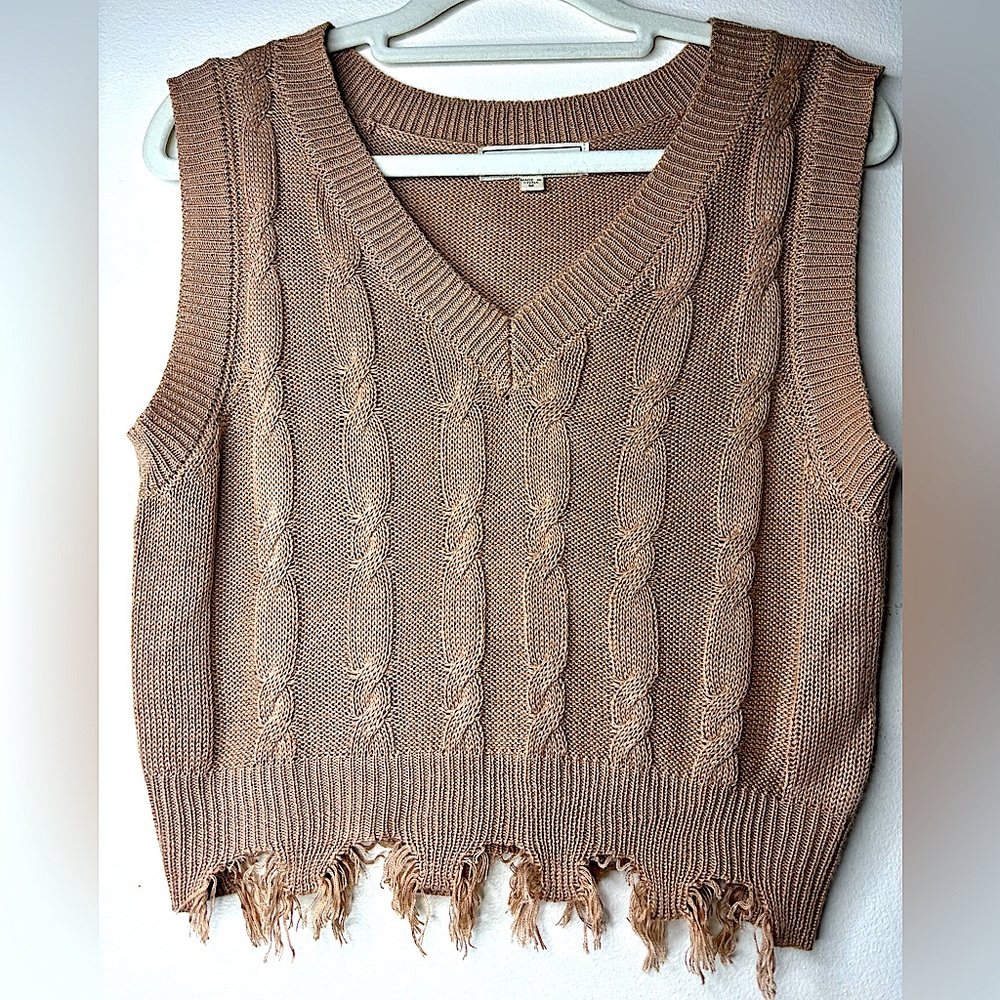 NO COMMENT NY/LA V-Neck, No-Sleeve Sweater Vest, Size women’s Junior M